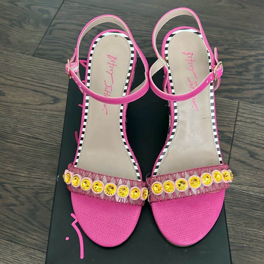 Betsy Johnson, kodi wedge sandals